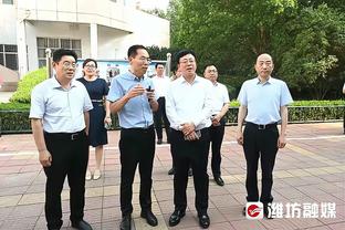 ?赫罗纳中场加西亚与球迷合影时还不忘用电脑观看巴萨比赛